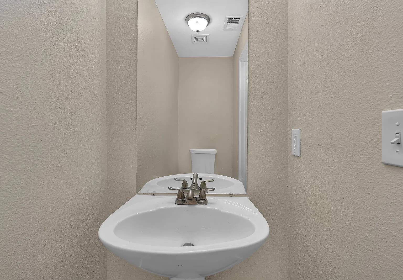 4 bed, 2.0 bath, 2352 sqft, $2,300 — Photo 1