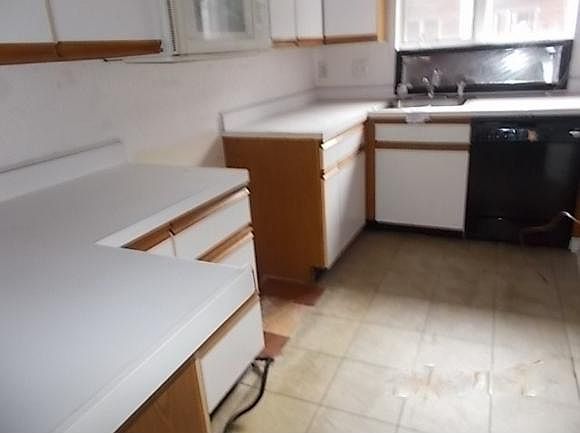 2nd image of 1619 Front St