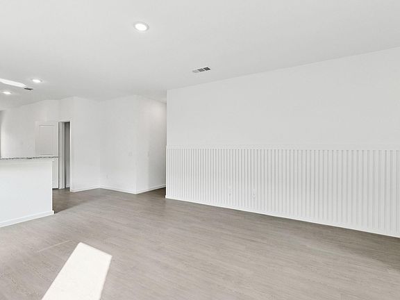 4th image of 1017 S Oakhurst Dr