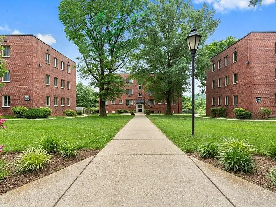 South Pointe Apartments — Photo 1