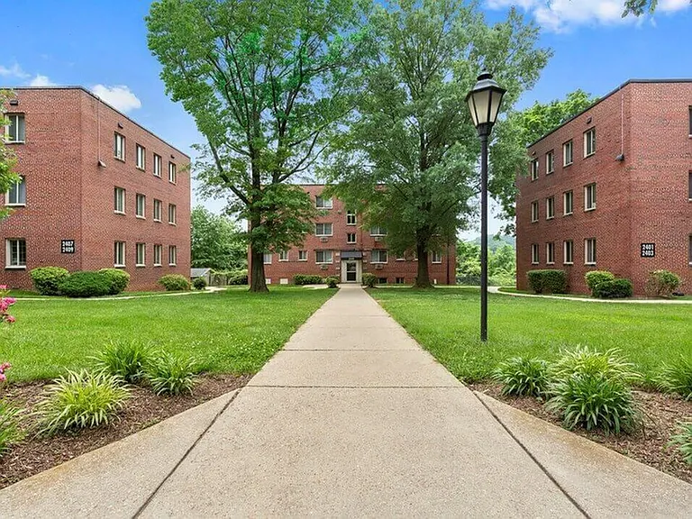 South Pointe Apartments — Photo 1