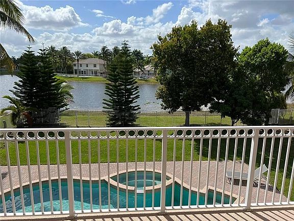 3rd image of 916 Gulfstream Ct