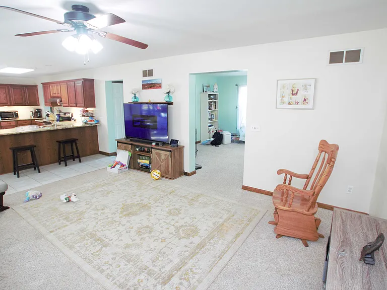 98 Thorndale Cir — Photo 20