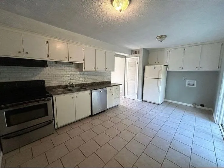 305-307 Jockey Club Dr — Photo 4