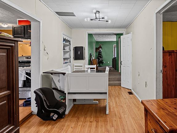 5th image of 403 Beard St