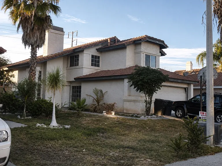 1000 Dolphin Dr — Photo 1