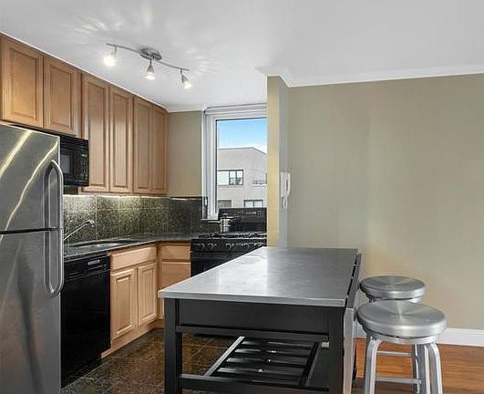 4th image of 130 W 67th St APT 20G