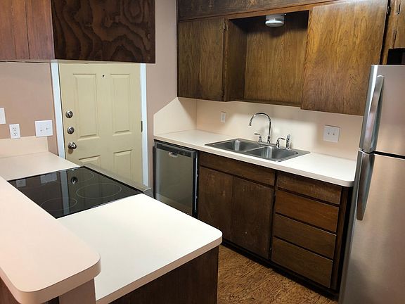 4th image of 3701 Robinhood Dr APT 13B