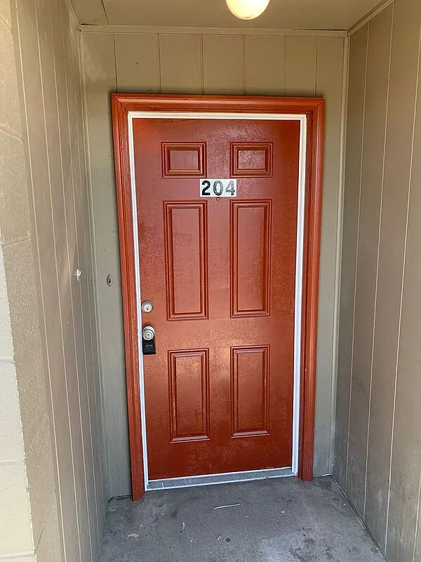 2 bed, 1.0 bath, 1050 sqft, $1,200 — Photo 1