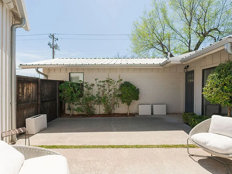 1209 NW 63rd St — Photo 2