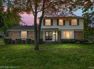 19242 Macintosh Dr, Clinton Township, MI 48036