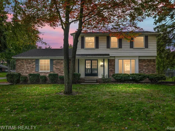 19242 Macintosh Dr, Clinton Township, MI 48036