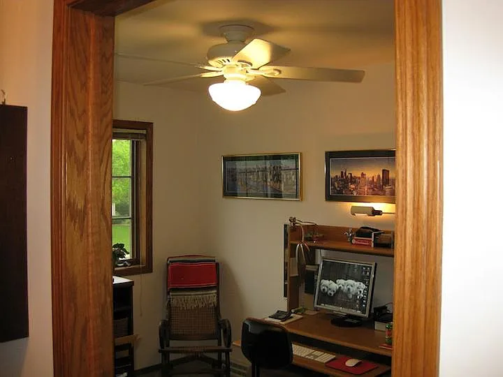 Central hallway/2nd BR or office