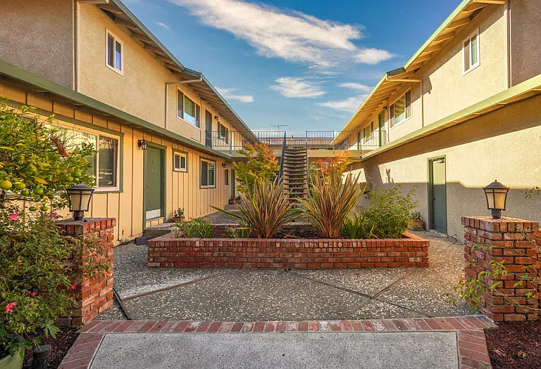 1220 Cortez Dr — Photo 2