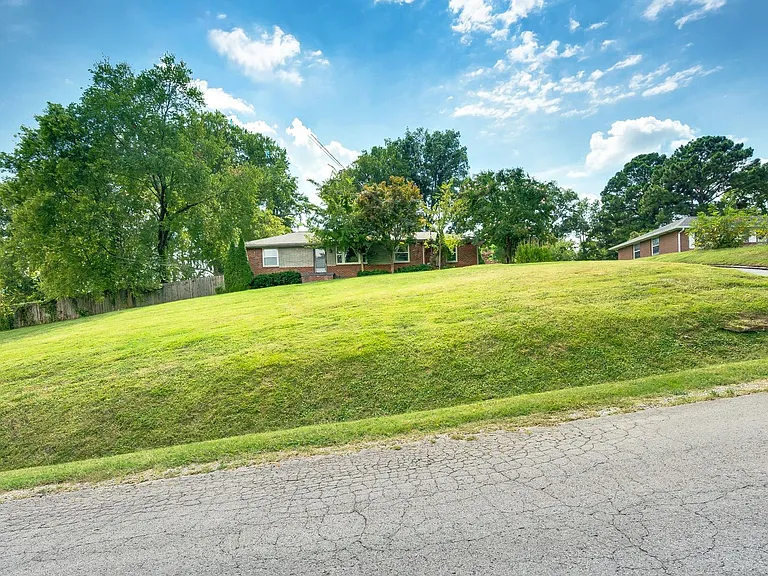 4809 Lynn Dr — Photo 3