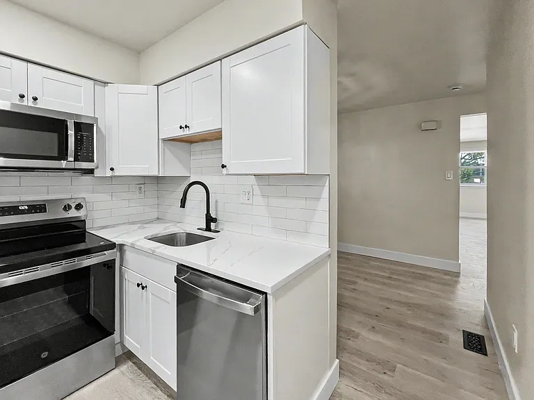 200 E Maple Ave — Photo 34