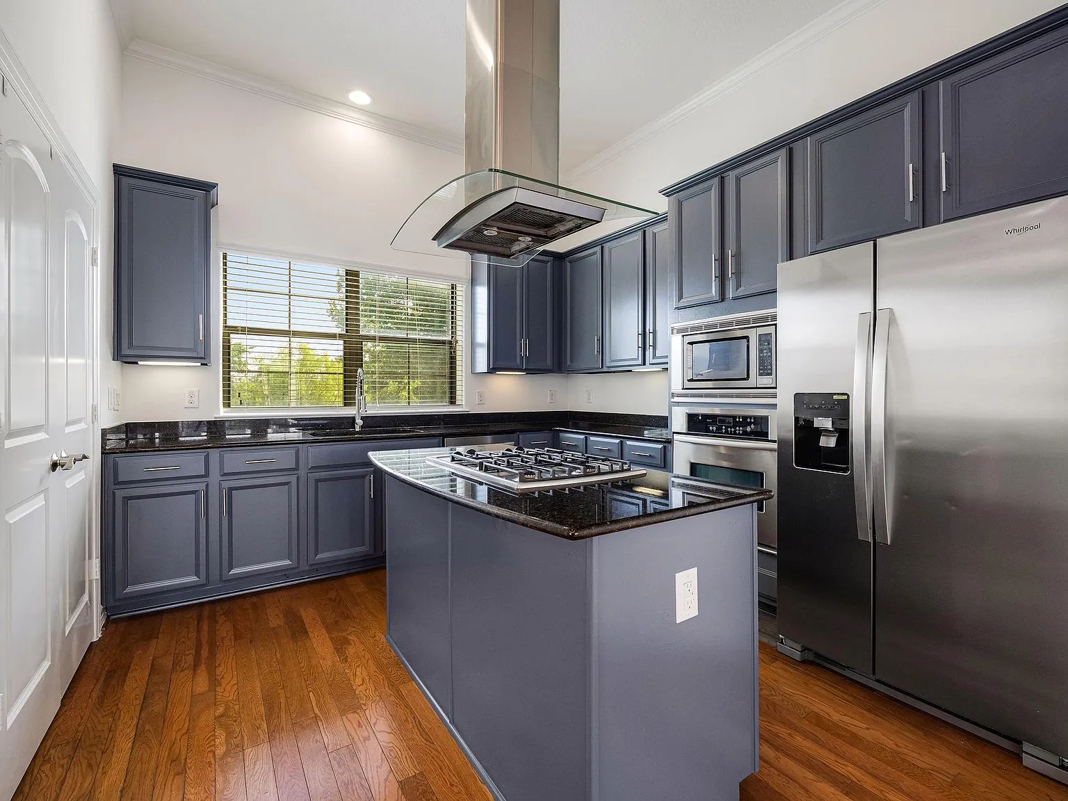 3 bed, 3.5 bath, 2086 sqft, $3,100 — Photo 2