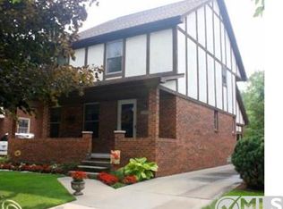1705 Roslyn Rd, Grosse Pointe Woods, MI 48236