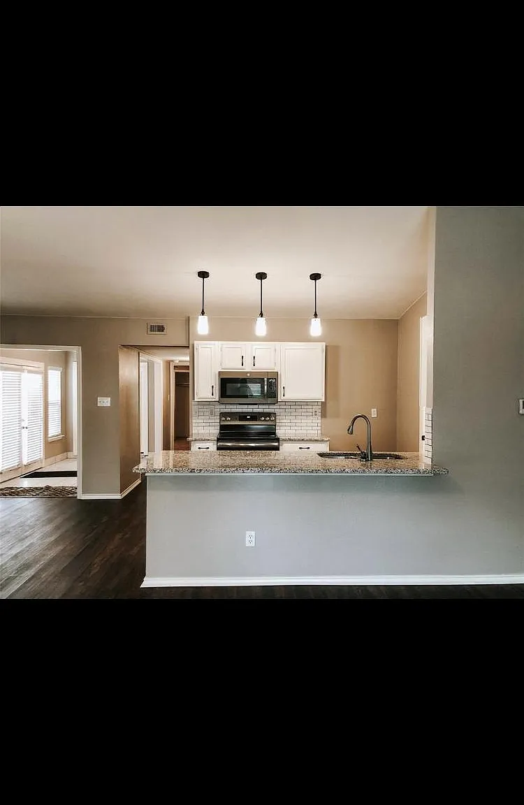 4432 Chapman St — Photo 2