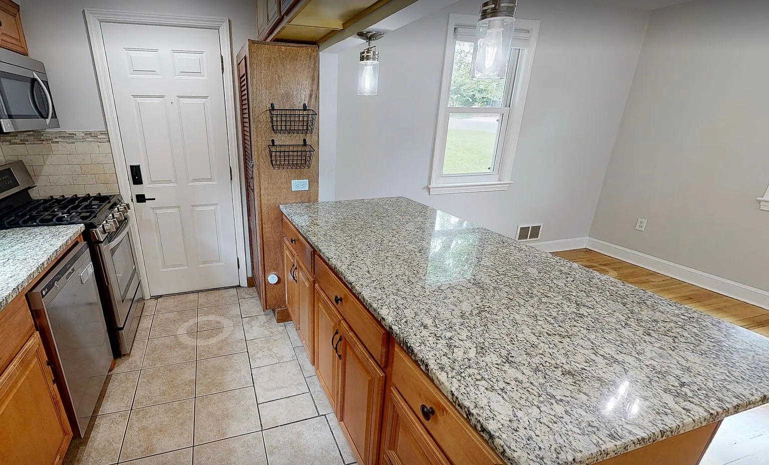 Close In Silver Spring Updated 3 Bed + 2 Ba — Photo 2