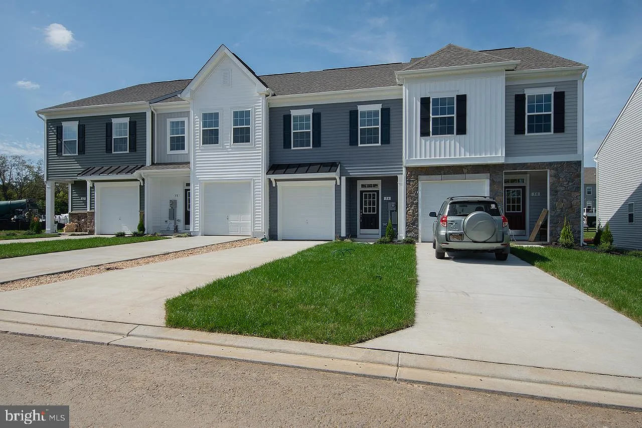 3 bed, 2.5 bath, 1900 sqft, $1,900 — Photo 3
