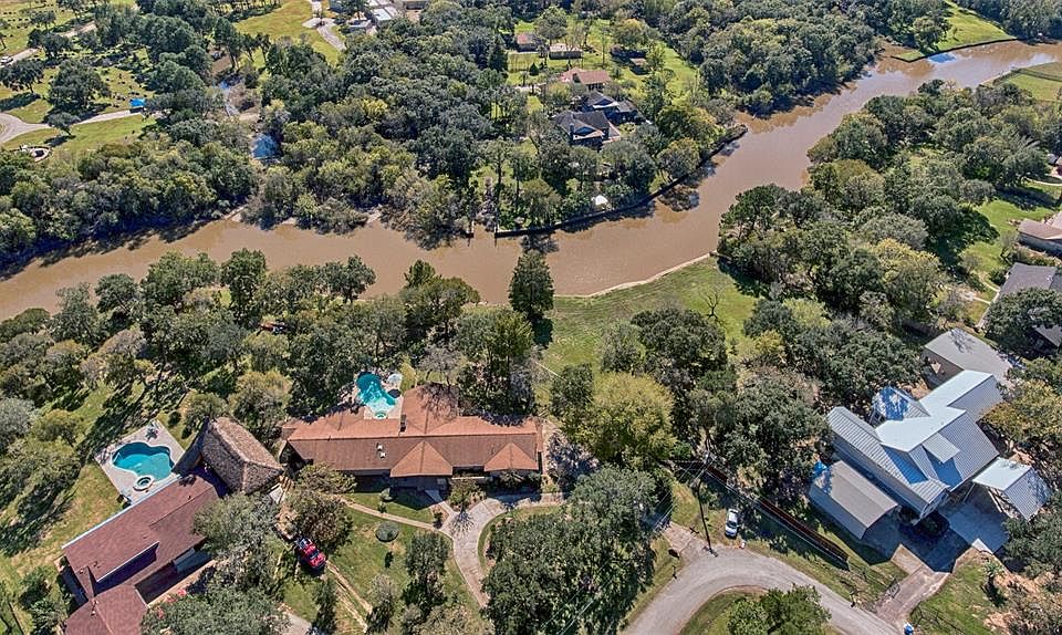 1st image of 221 W Bayou Dr