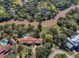 221 W Bayou Dr, Dickinson, TX 77539