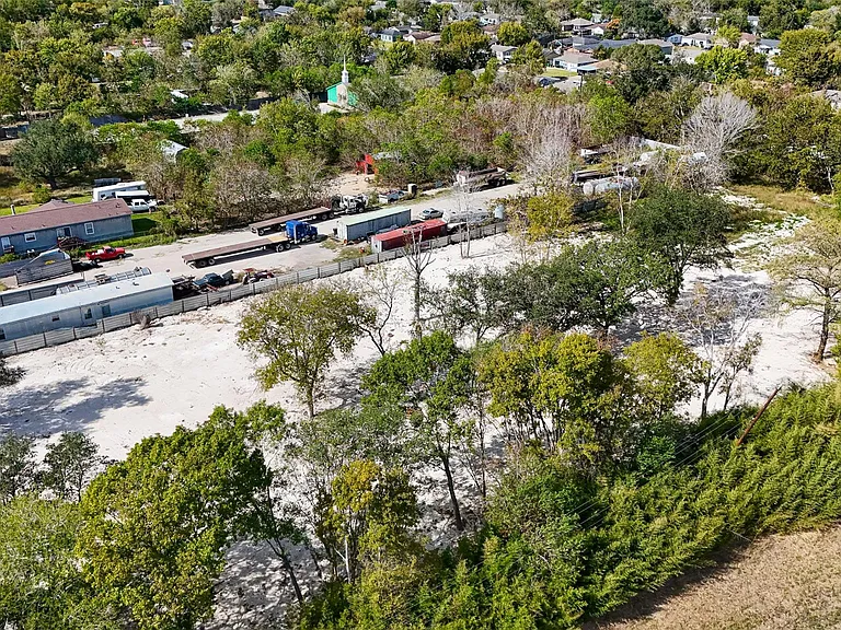 5033 S Acres Dr — Photo 2