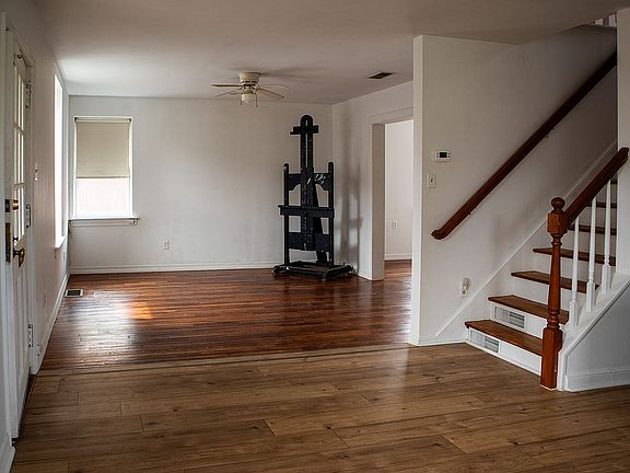 3rd image of 2129R Spring St