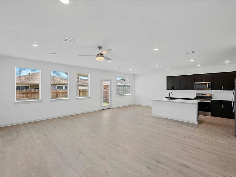 136 New Haven Ave — Photo 3