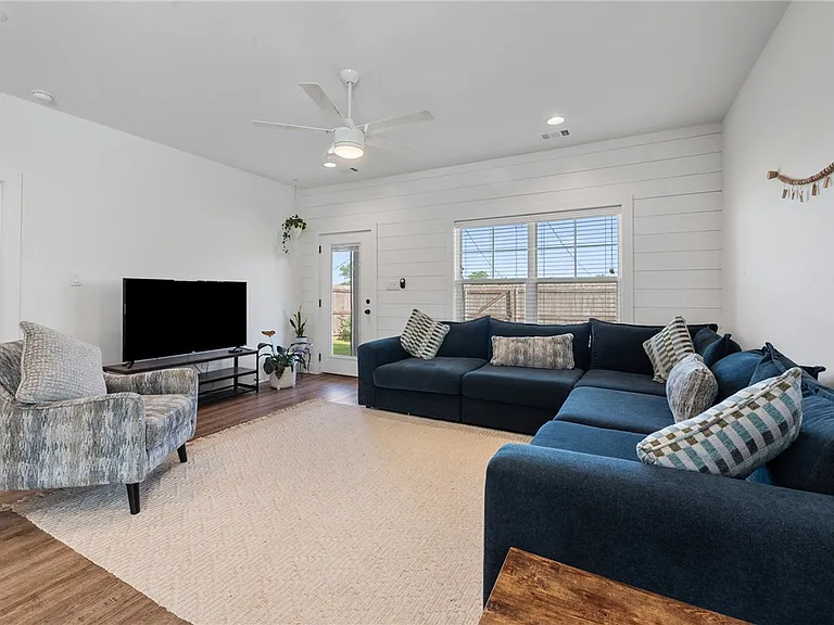 1619 Buena Vista Dr — Photo 5