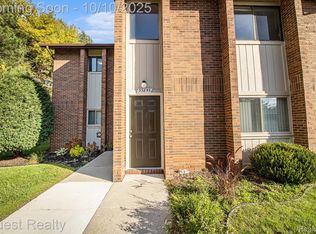 33855 Pondview Cir, Livonia, MI