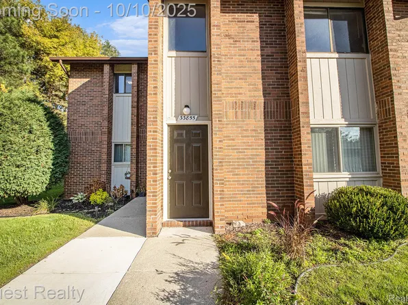 33855 Pondview Cir, Livonia, MI 48152