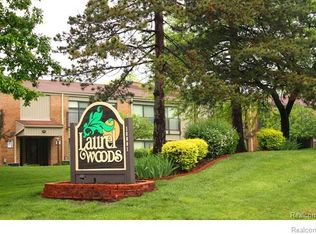 17851 University Park Dr, Livonia, MI 48152
