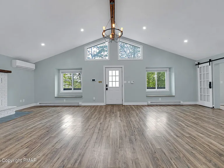 7054 Woodbridge Dr W — Photo 4