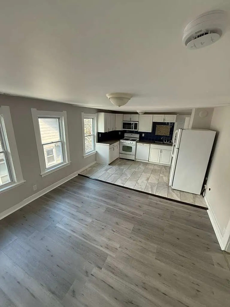 182 Hewitt St — Photo 1