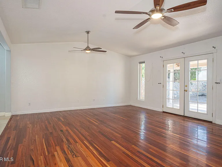 10805 Hitchcock Ave — Photo 8