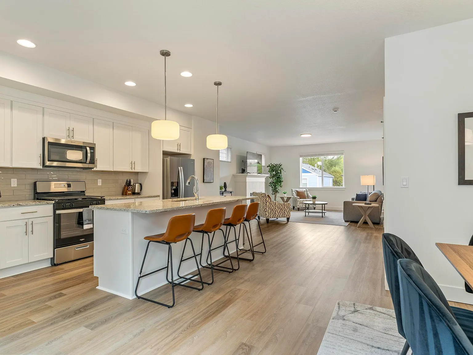 4 bed, 3.5 bath, 2278 sqft, $4,500 — Photo 3
