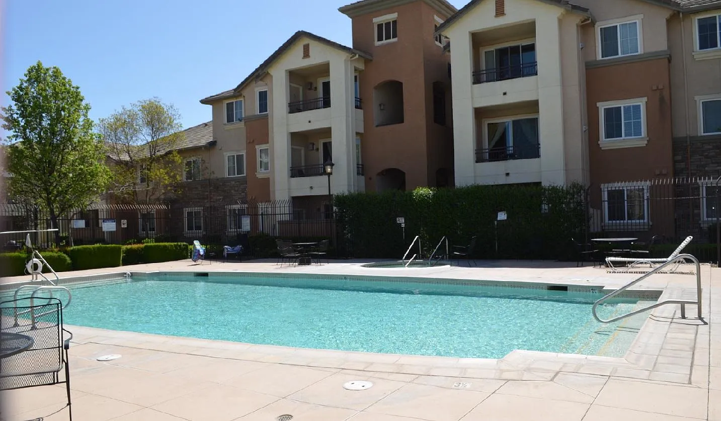 1360 Shady Ln — Photo 2