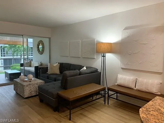 2 bed, 2.0 bath, 913 sqft, $2,400 — Photo 2