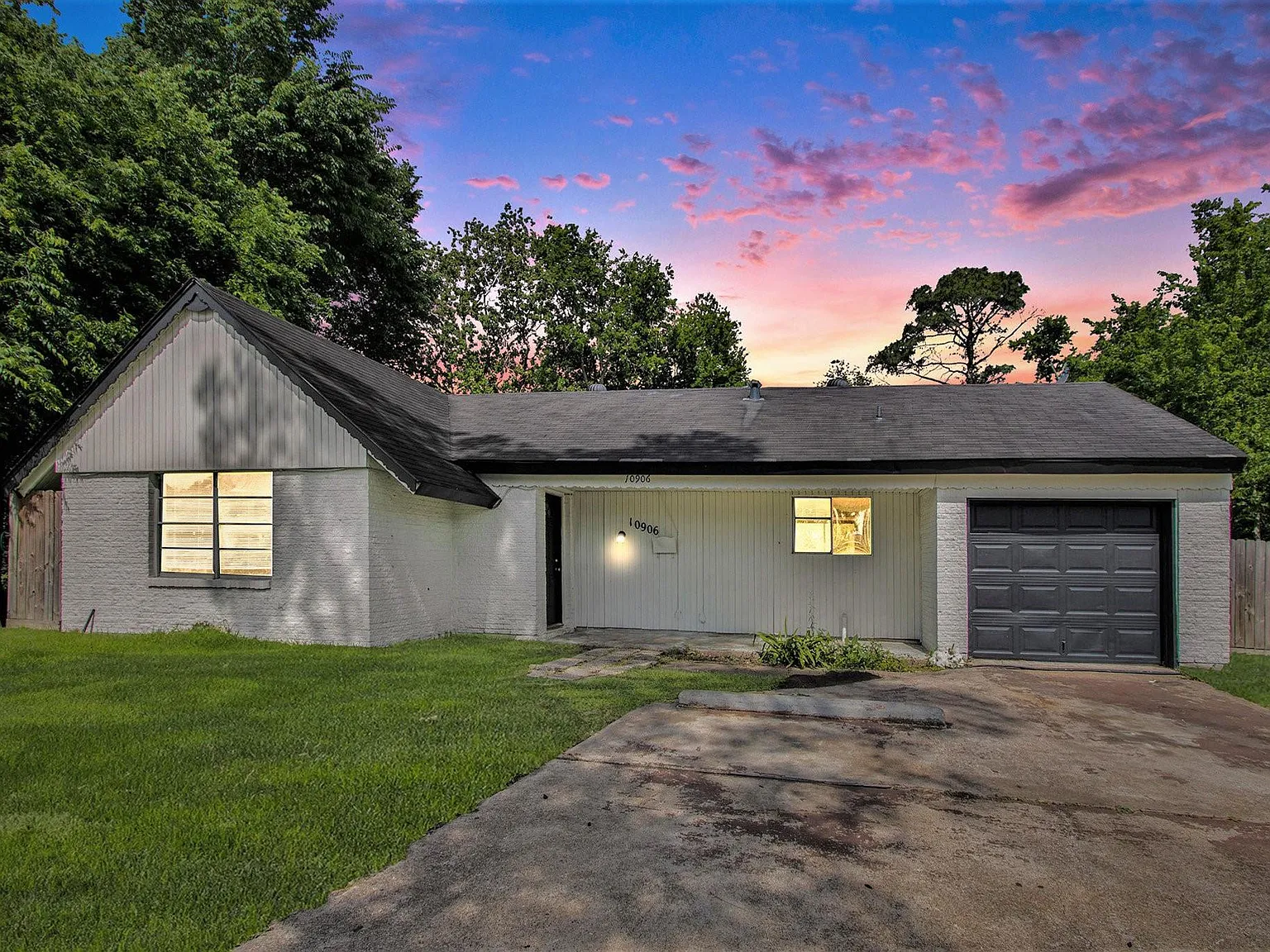 4 bed, 3.0 bath, 1927 sqft, $1,975 — Photo 1