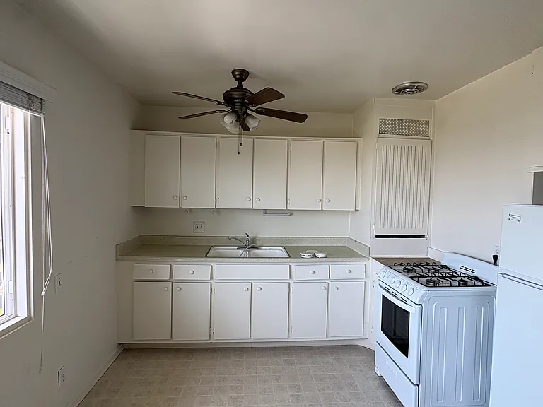 2161 Lillie Ave #5 — Photo 1