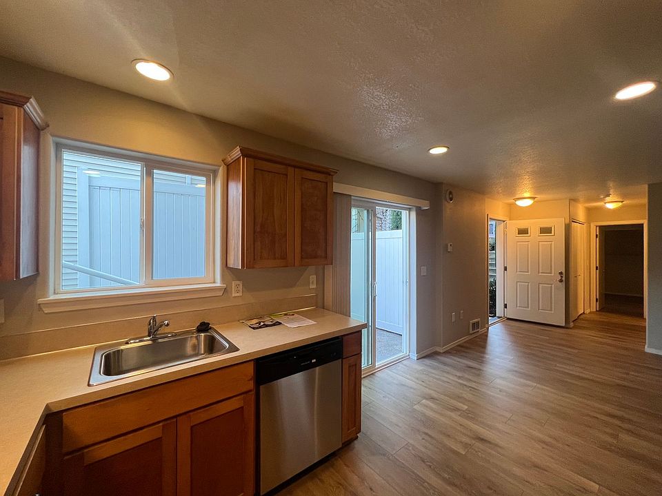 1st image of 11873 SE Pine St #0