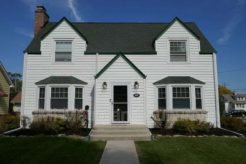 984 Woodlawn Ave
