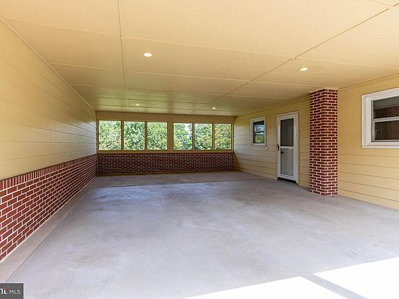 4th image of 131 Butternut St