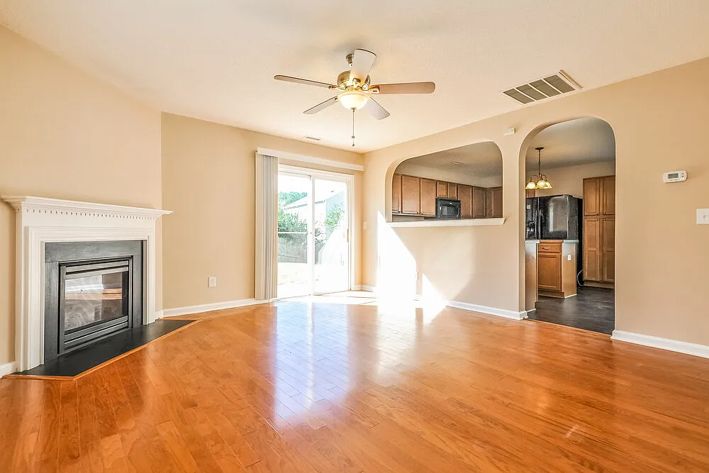 3 bed, 2.5 bath, 1662 sqft, $2,070 — Photo 4
