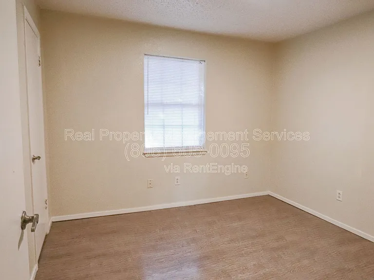2912 Kirby Ave — Photo 5