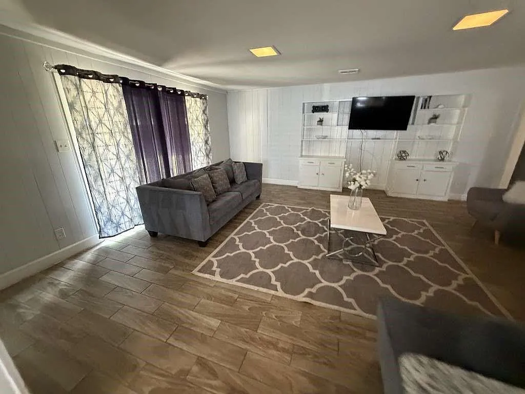 3 bed, 2.0 bath, 2225 sqft, $3,900 — Photo 3