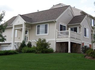 560 Cary Woods Cir, Cary, IL 60013
