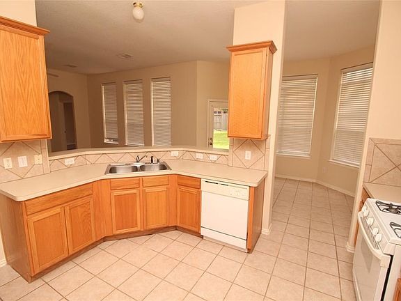 5th image of 112 Green Cedar Dr
